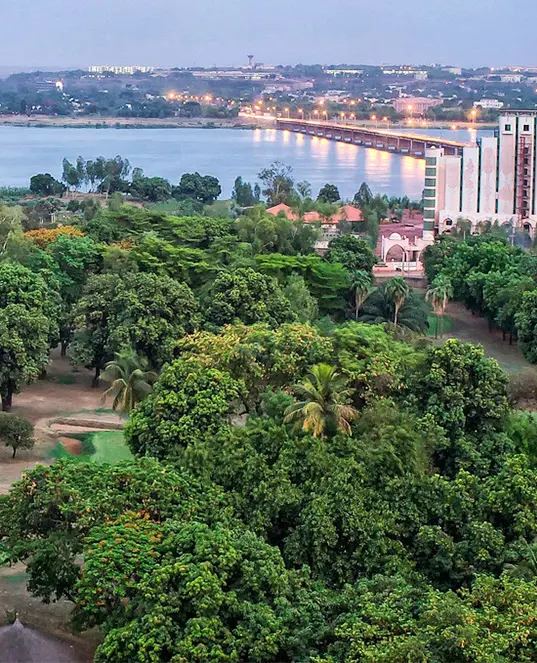 Paysage urbain ouest-africain illustrant la présence régionale de PYRAMIS